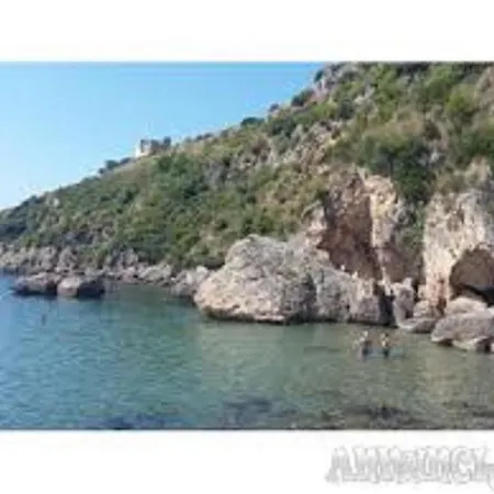 Ca Bianca Scauri 公寓